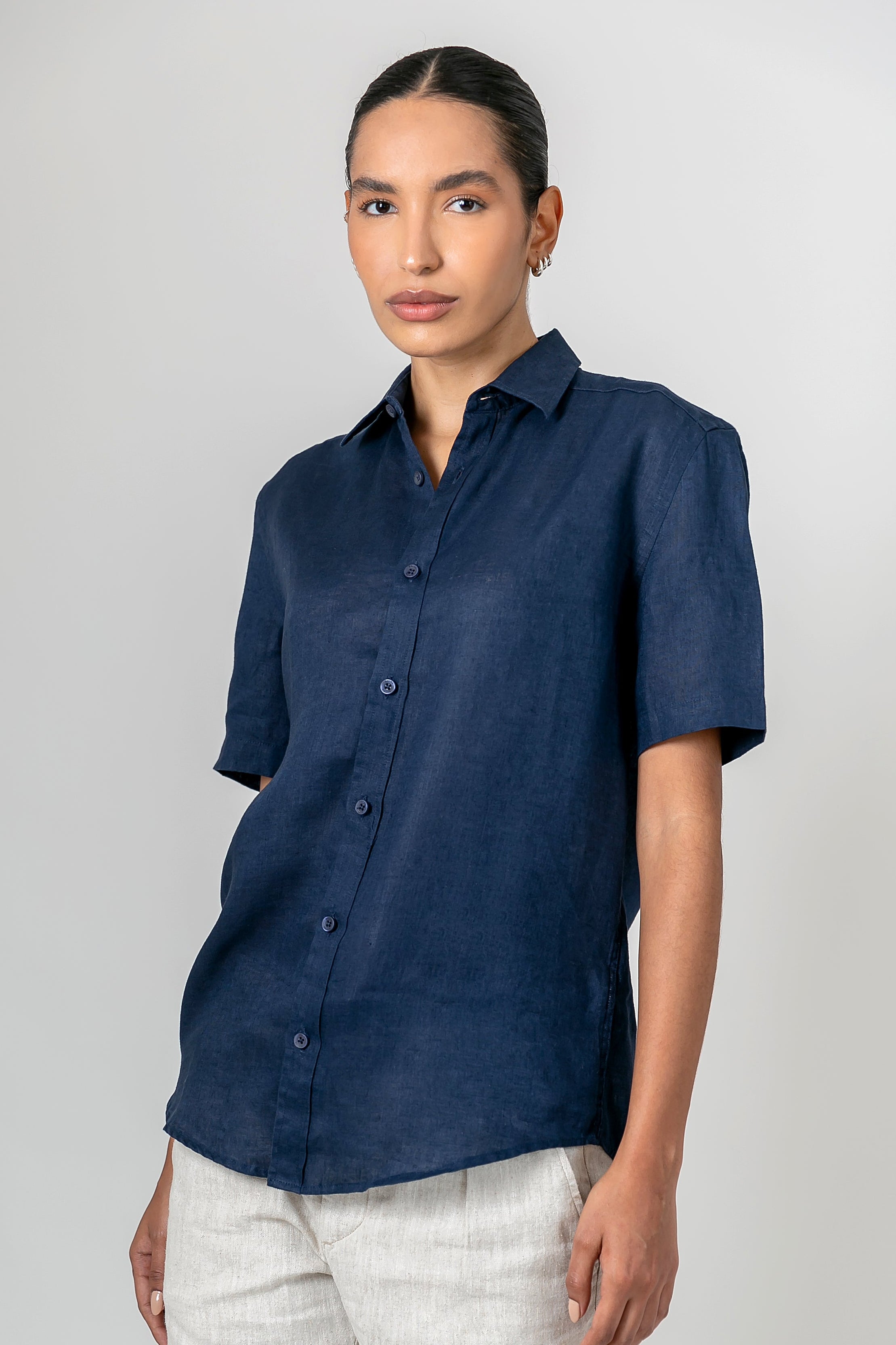 トップス MASSAGERIE LINO LINEN 100 BLACK INDIGO Camisa 100% Linho Lisa Azul Escuro MC – Loja Balsa